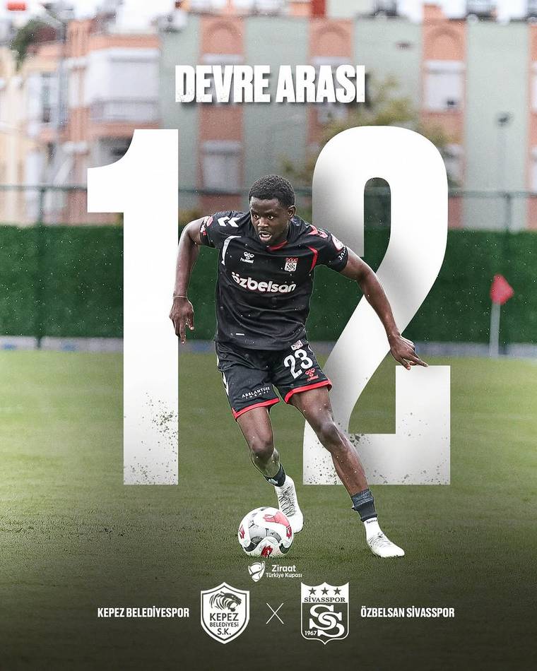 Siyah formalı futbolcu sahada top sürerken, grafik üzerinde devre arası 1-0 skoru ve iki takım logosu görülüyor.