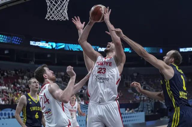 BİR ZAFER DE 12 DEV ADAM'DAN