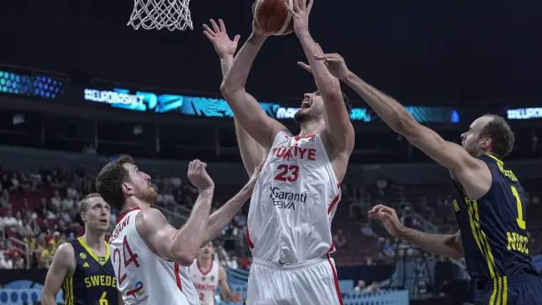 BİR ZAFER DE 12 DEV ADAM'DAN