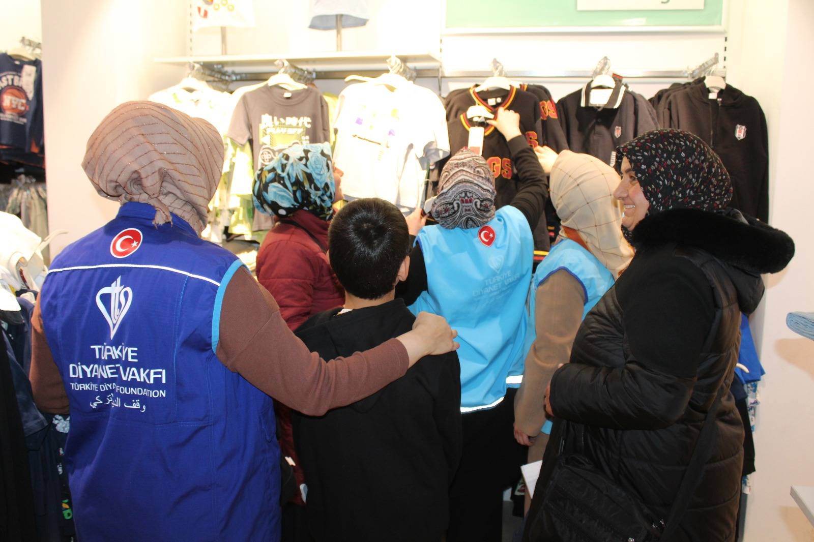 Kars TDV Kadın Kolları ebeveyn kaybına uğramış çocukları bayramda sevindirdi - Birlik Haber Ajansı