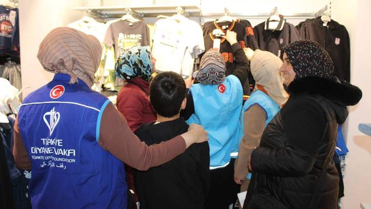 Kars TDV Kadın Kolları ebeveyn kaybına uğramış çocukları bayramda sevindirdi - Birlik Haber Ajansı