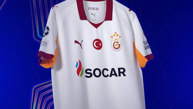 Beyaz futbol formasında Galatasaray arması, Türk bayrağı simgesi, Puma logosu ve SOCAR yazısı görülüyor.