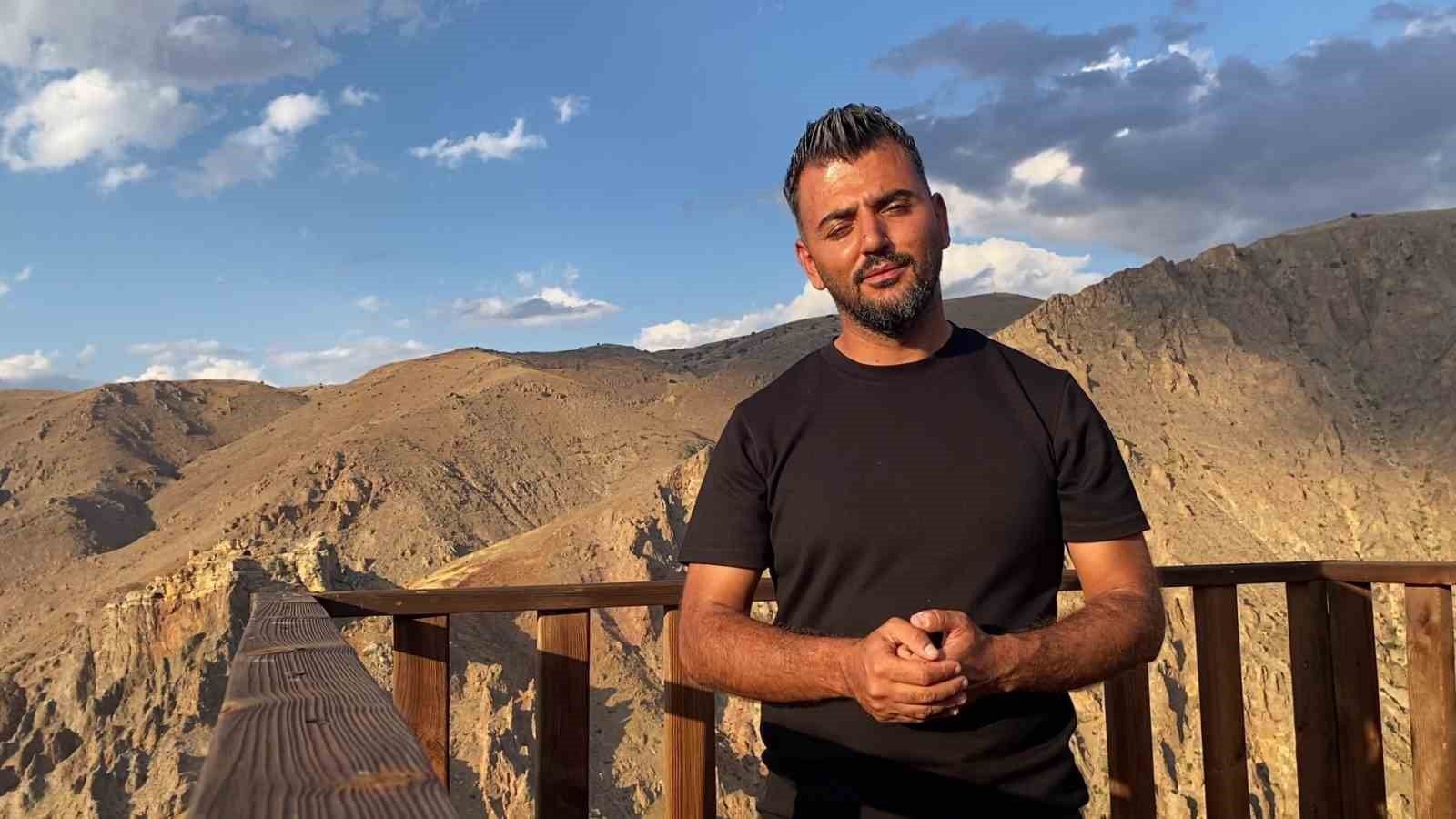 Dağ keçisi sürüsü seyir terası manzarasına dahil oldu