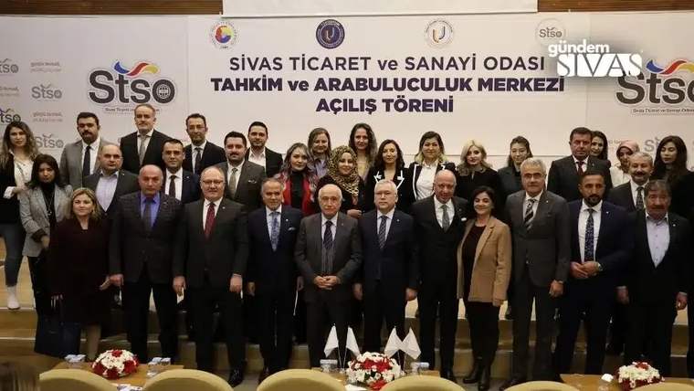 Açılış töreninde bir araya gelen kalabalık, sahnede duruyor.