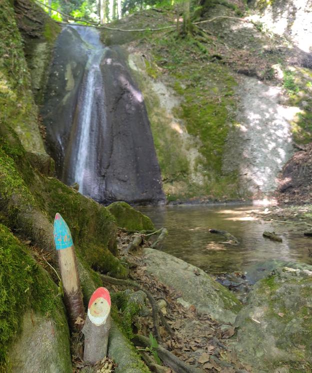 wasserfall mit Zwergen