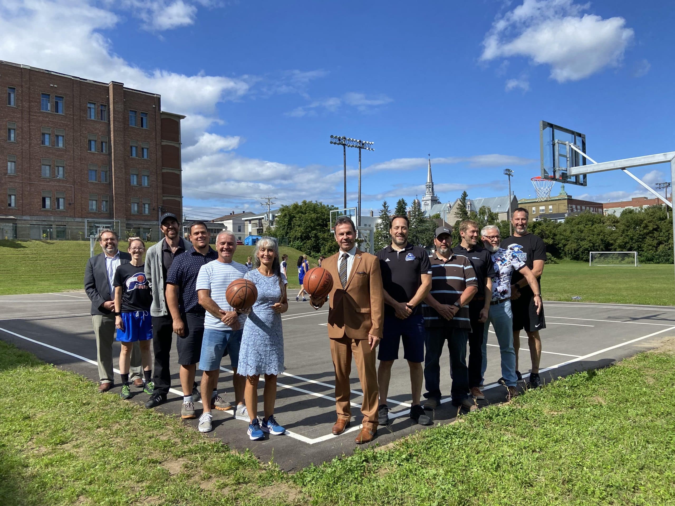 Un nouveau terrain de basketball extérieur à l’école secondaire du Rocher