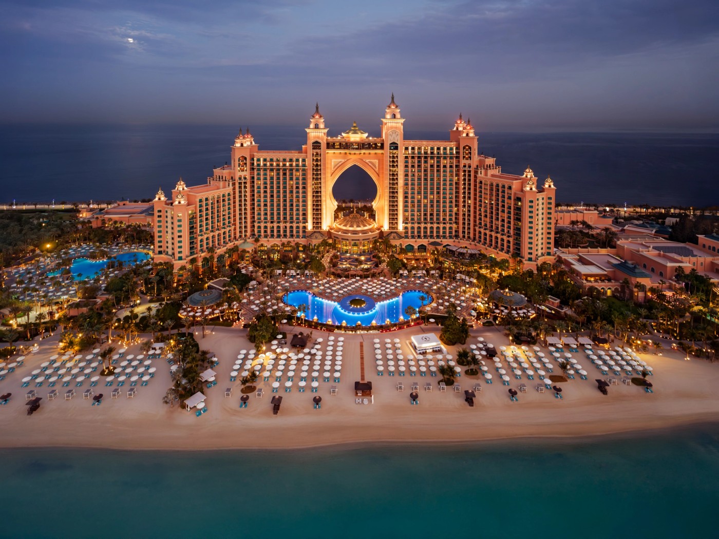 夕暮れにライトアップされたビーチ沿いのAtlantis The Palm