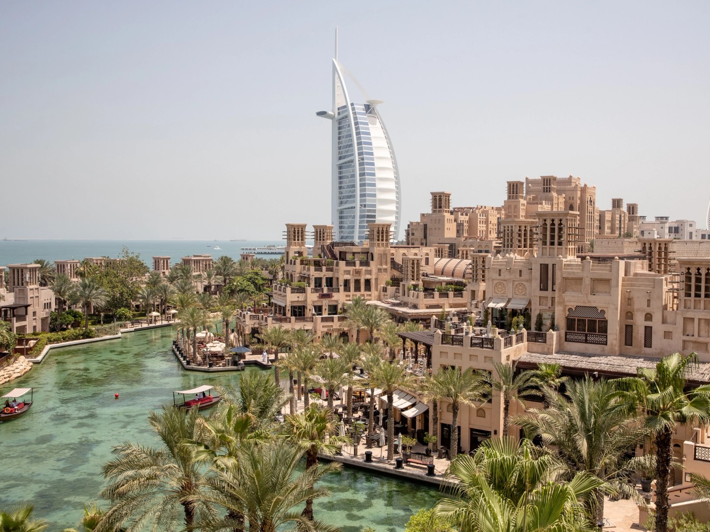 Madinat Jumeirahの水路と、その先に見えるBurj Al Arab