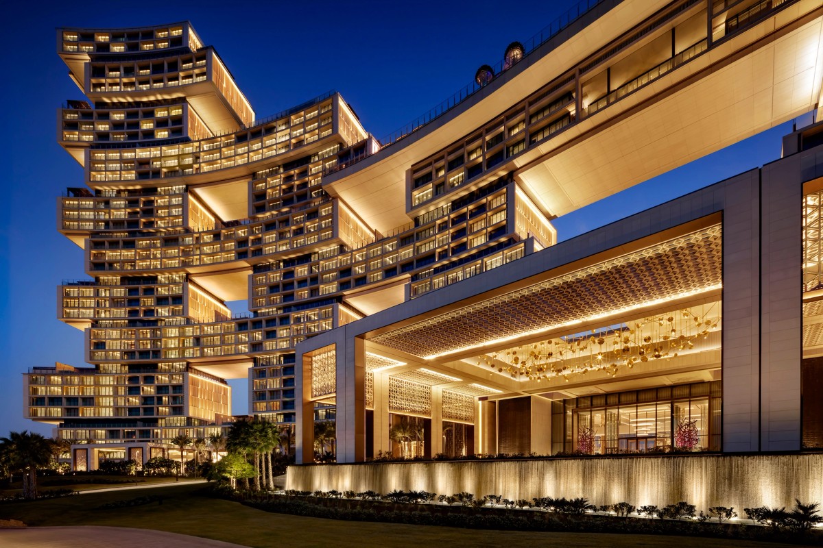 Atlantis The Royal at dusk, its stacked towers lit above the porte-cochère and entrance drive