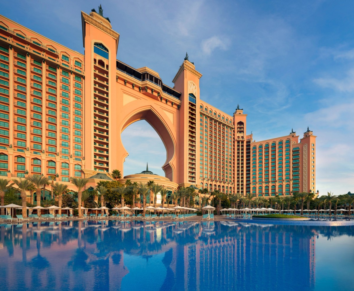 Atlantis The Palm's arch-shaped tower behind the main pool