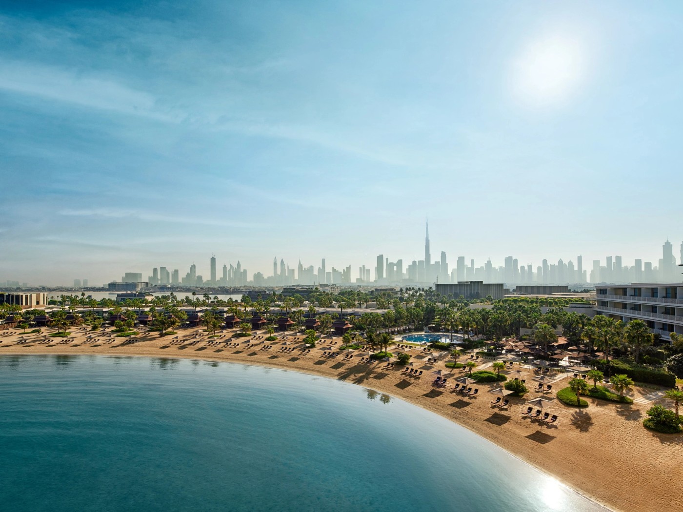 Bulgari Resort Dubaiのビーチと、その先に広がる市街のスカイライン