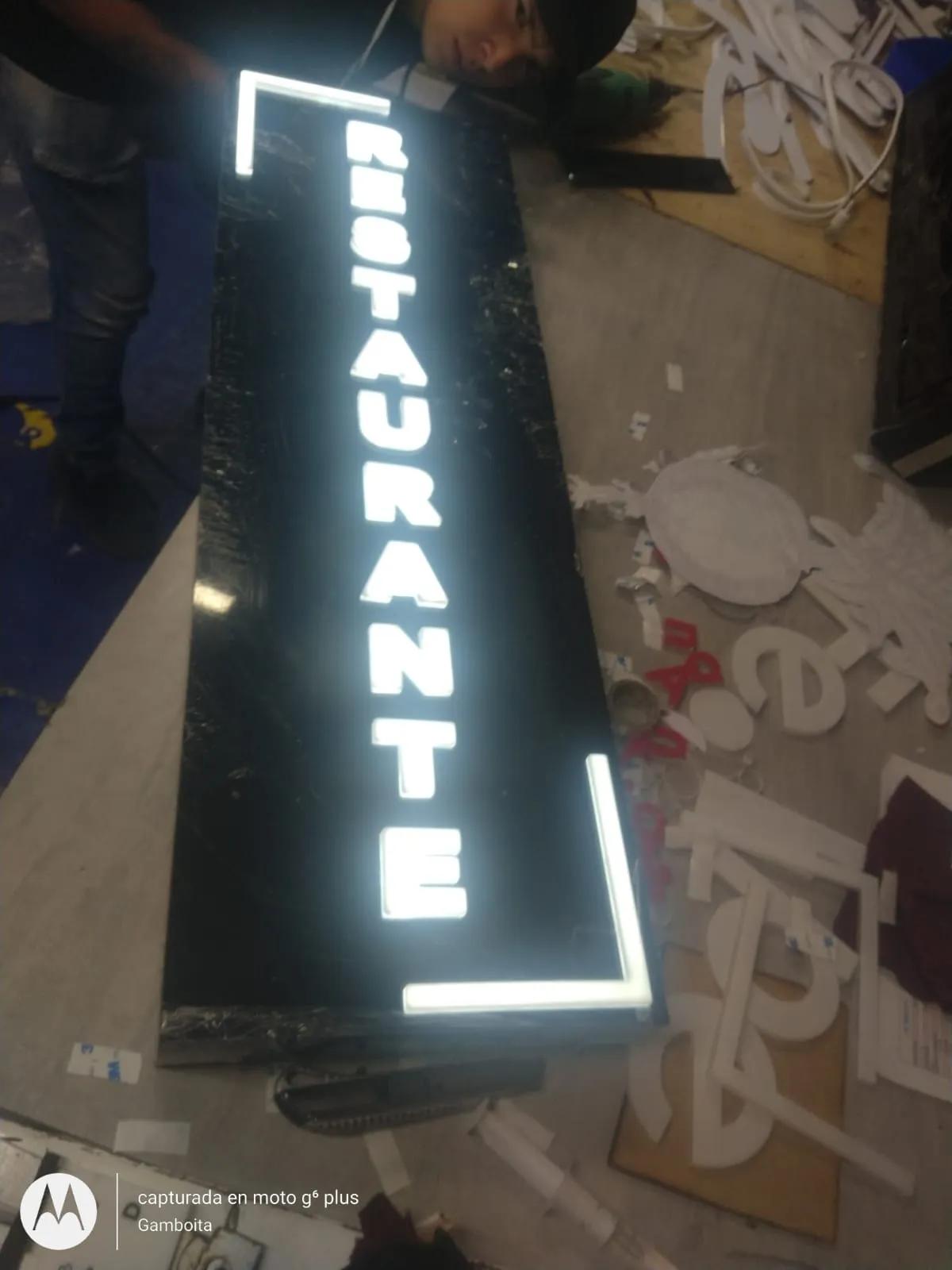Caja de luz con apliques