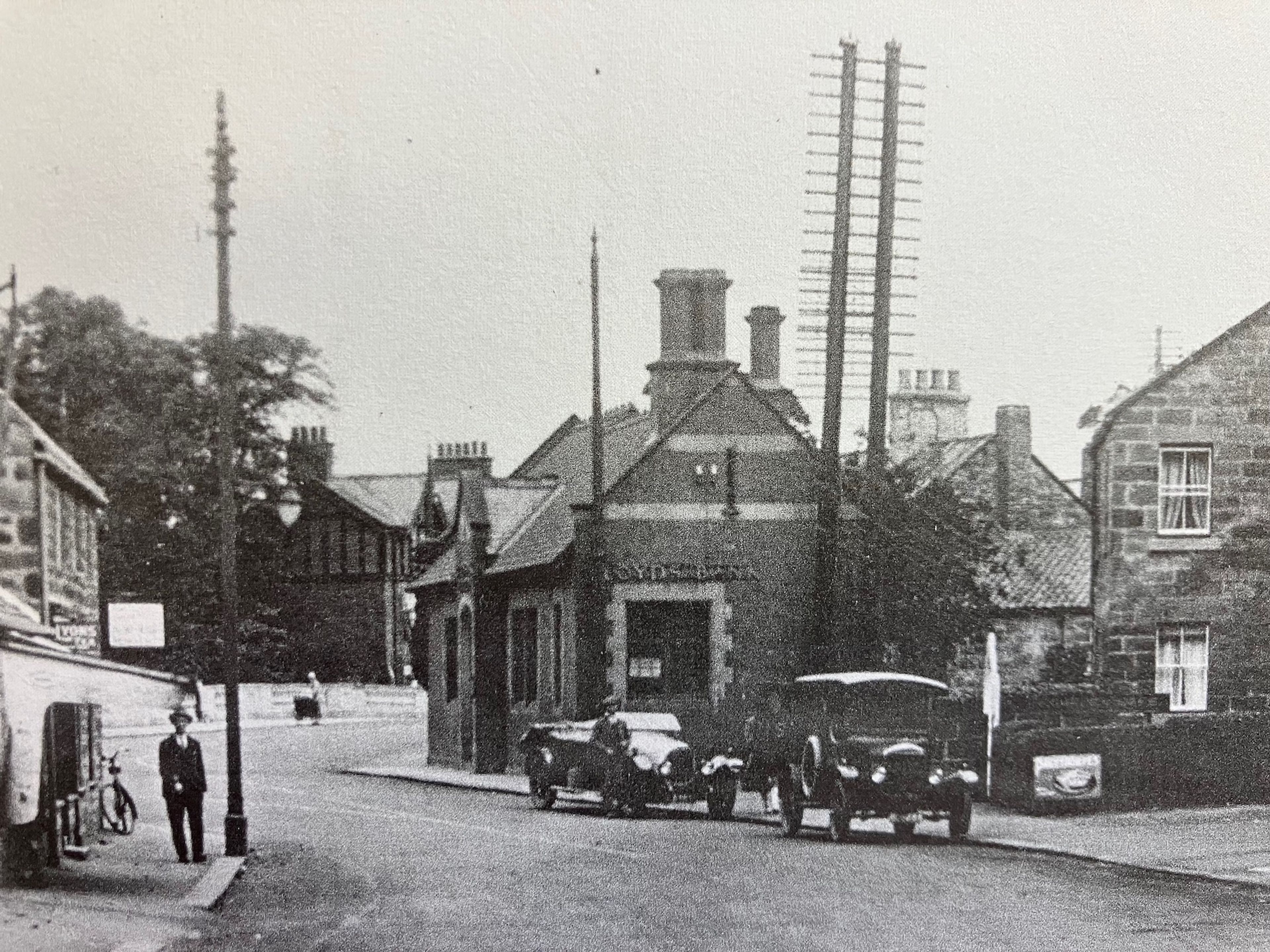 Lloyds Bank, earlier a toll house (3 of 6)