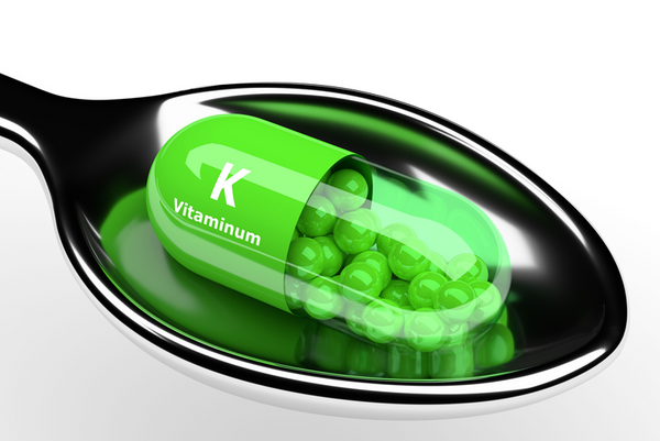 Ske indeholder en grøn pille af vitamin K2