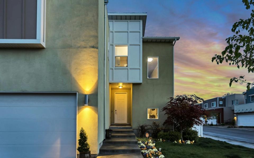 Well-kept Florida home exterior in the evening