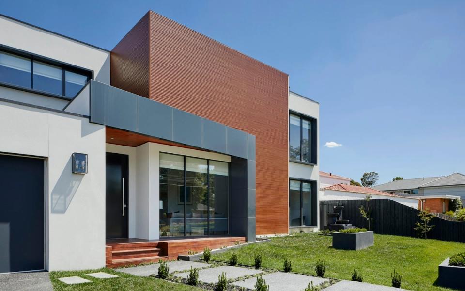 Florida suburban residence with a landscaped driveway