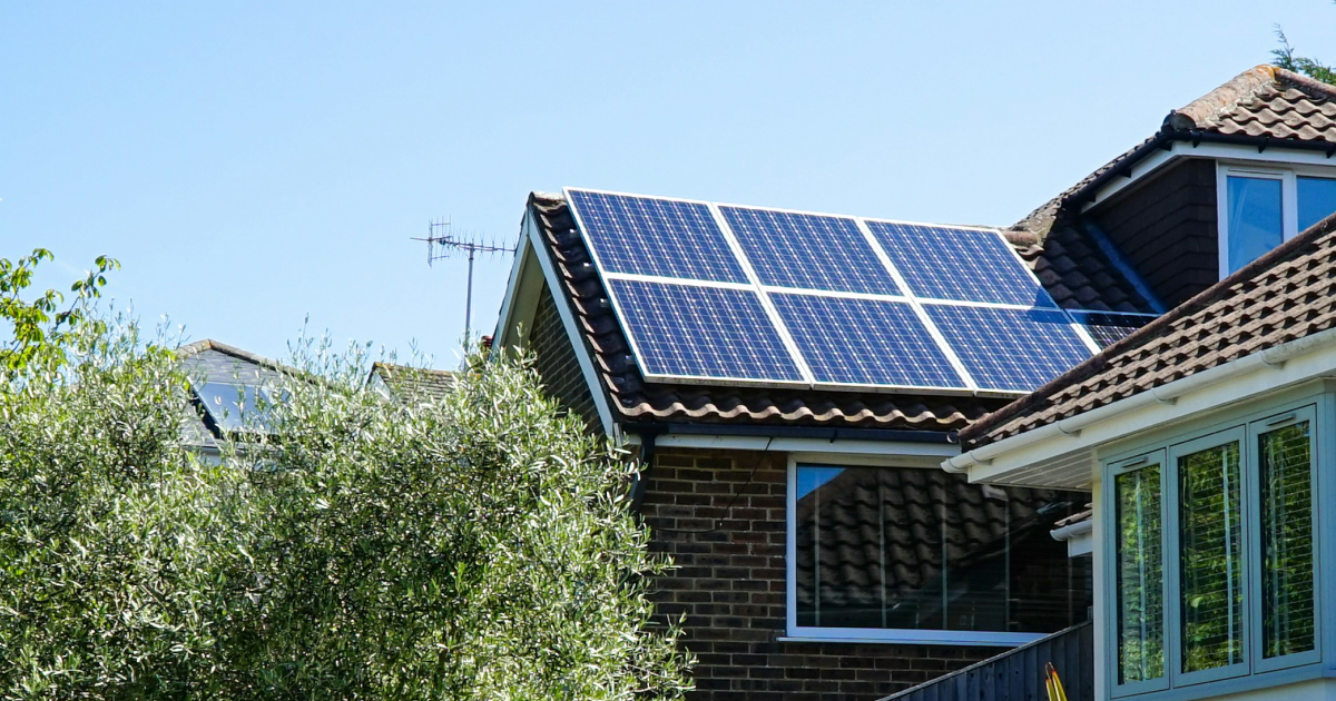 house with solarpanels on a sunny day