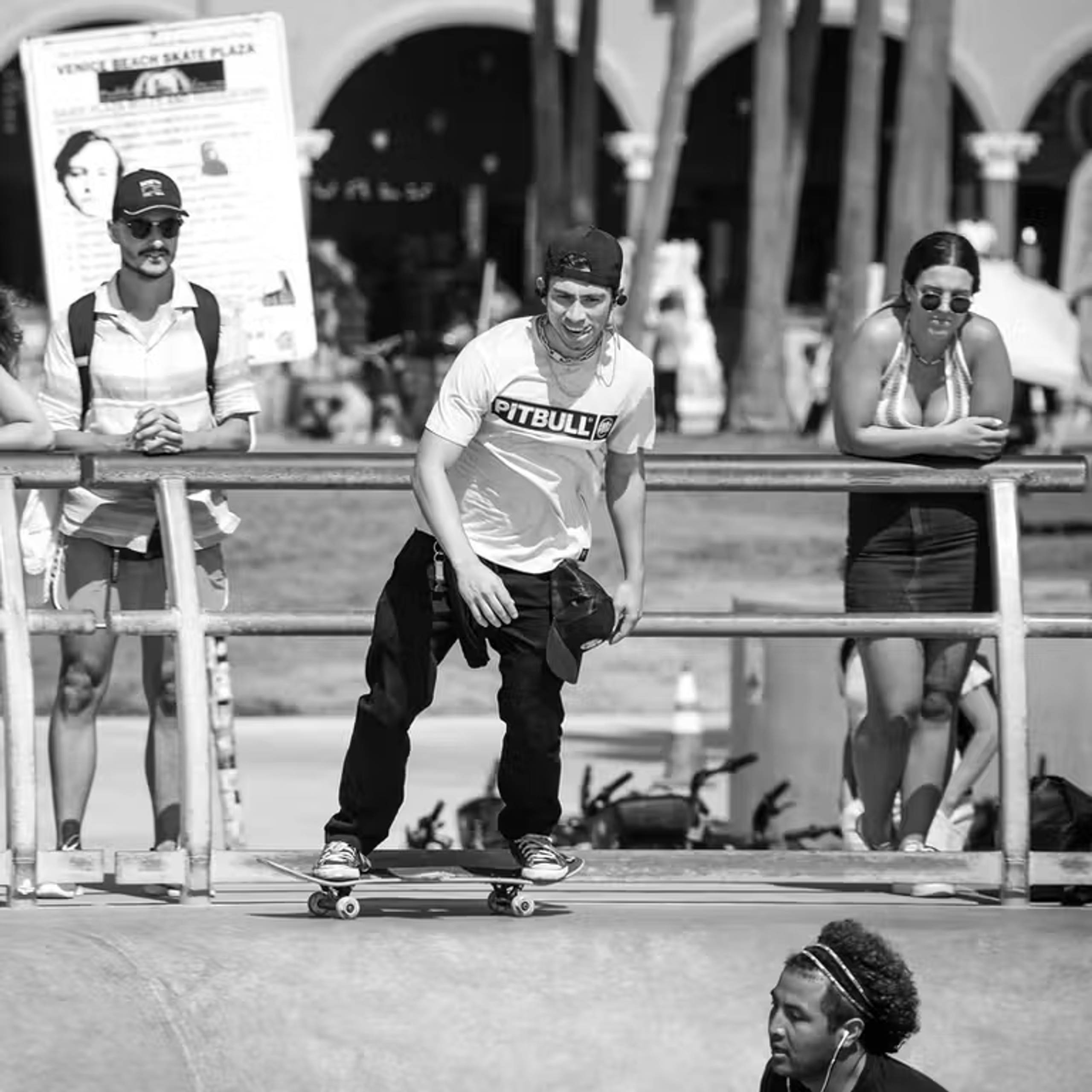 Skater w koszulce PITBULL na skateparku