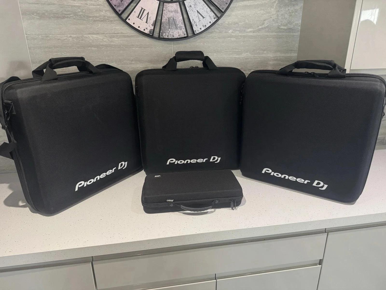 2 x Pioneer CDJ 2000 witte mixers + DJM 900W + RMX 1000W + extra's | Professional audio equipment | Amsterdam | 2