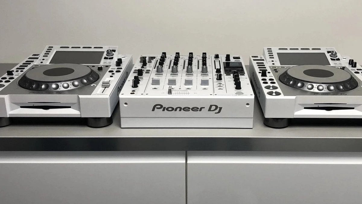 2 x Pioneer CDJ 2000 witte mixers + DJM 900W + RMX 1000W + extra's | Professional audio equipment | Amsterdam | Ad gallery (SEO) | 3