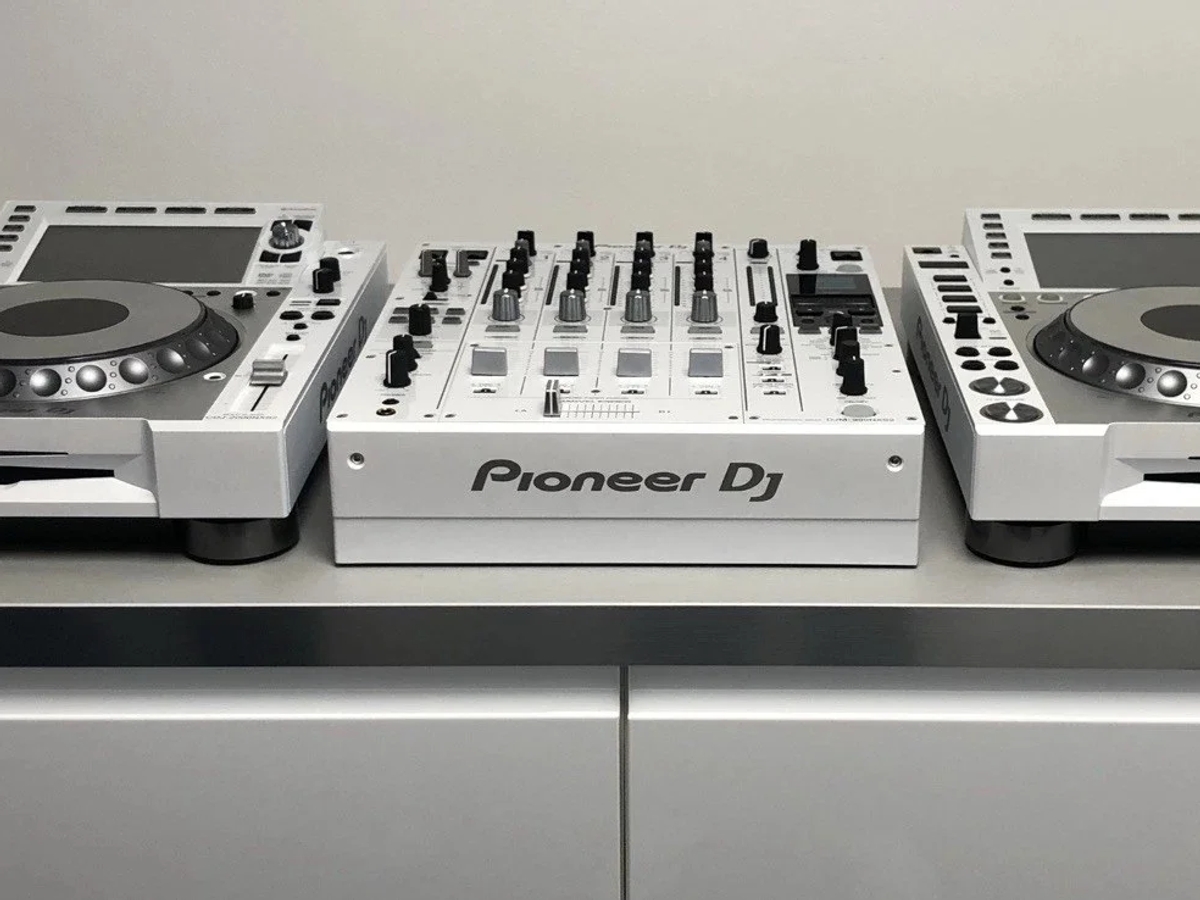 2 x Pioneer CDJ 2000 witte mixers + DJM 900W + RMX 1000W + extra's | Professional audio equipment | Amsterdam | Ad gallery (SEO) | 2