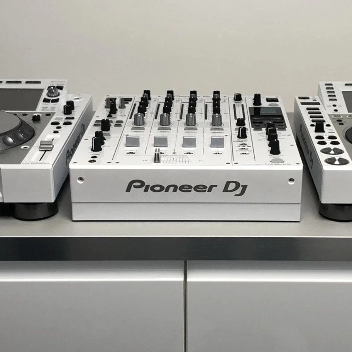 2 x Pioneer CDJ 2000 witte mixers + DJM 900W + RMX 1000W + extra's | Professional audio equipment | Amsterdam | Ad gallery (SEO) | 1