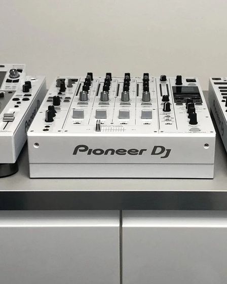 2 x Pioneer CDJ 2000 witte mixers + DJM 900W + RMX 1000W + extra's | Professional audio equipment | Amsterdam | 1