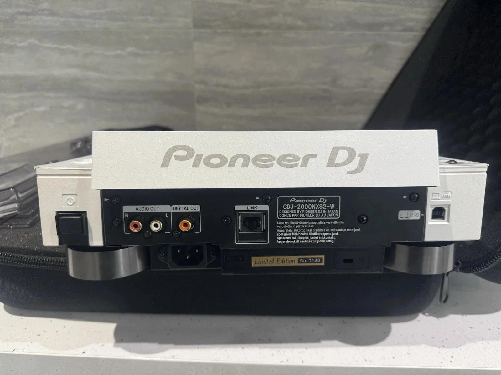 2 x Pioneer CDJ 2000 witte mixers + DJM 900W + RMX 1000W + extra's | Professional audio equipment | Amsterdam | 6
