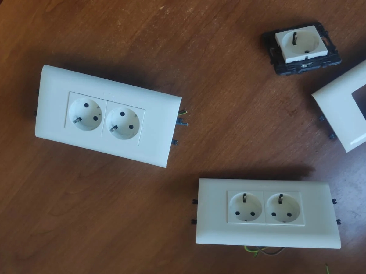 Double sockets/outlets Legrand for parapet trunking systems – complete set | Electricity | Zagreb | Ad gallery (SEO) | 2