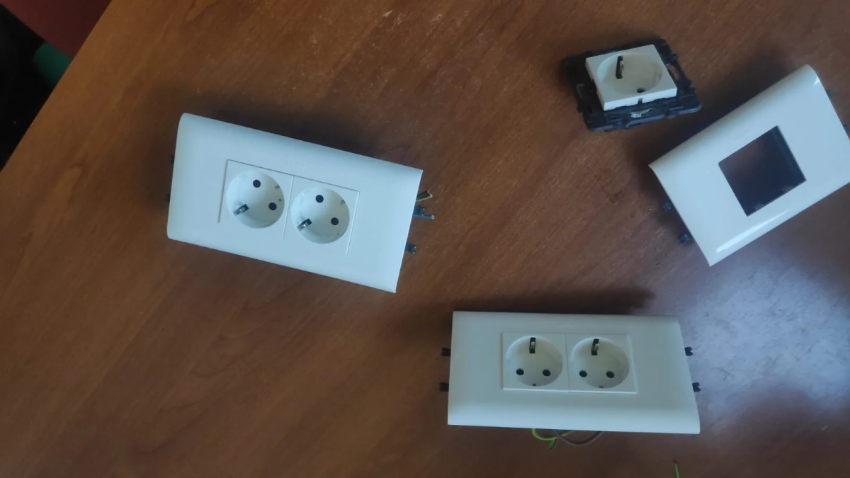Double sockets/outlets Legrand for parapet trunking systems – complete set | Electricity | Zagreb | Ad gallery (SEO) | 3