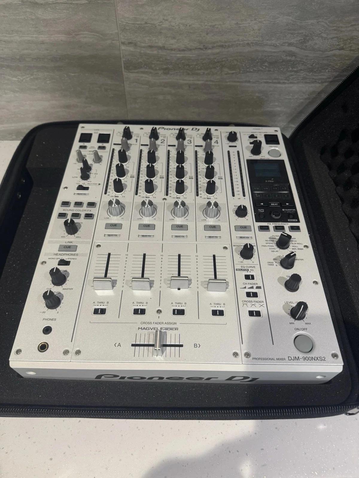 2 x Pioneer CDJ 2000 witte mixers + DJM 900W + RMX 1000W + extra's | Professional audio equipment | Amsterdam | 3