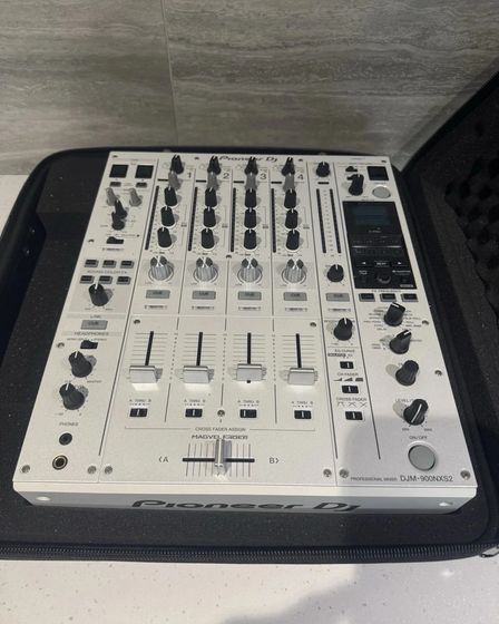 2 x Pioneer CDJ 2000 witte mixers + DJM 900W + RMX 1000W + extra's | Professional audio equipment | Amsterdam | 3