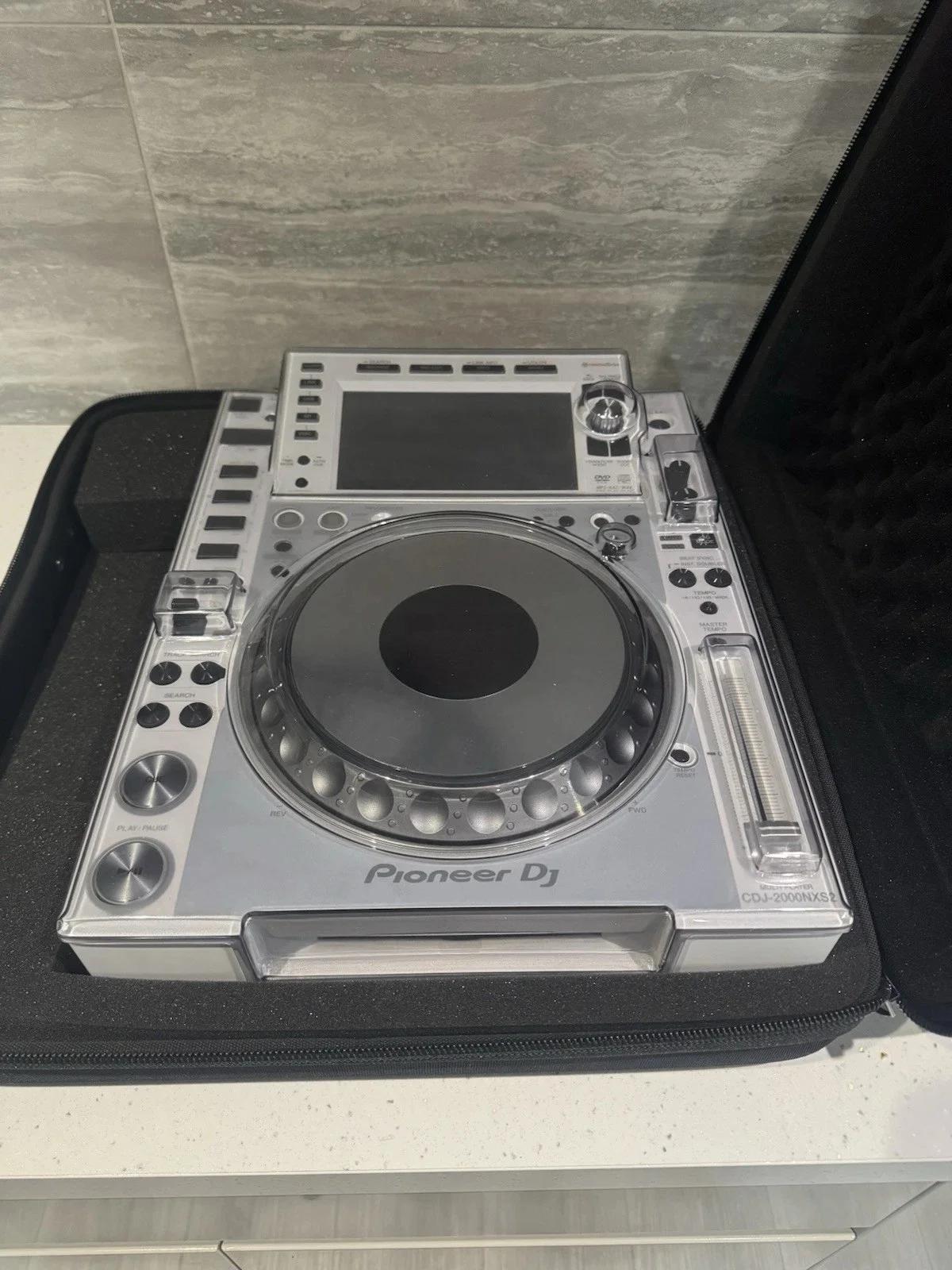 2 x Pioneer CDJ 2000 witte mixers + DJM 900W + RMX 1000W + extra's | Professional audio equipment | Amsterdam | 4