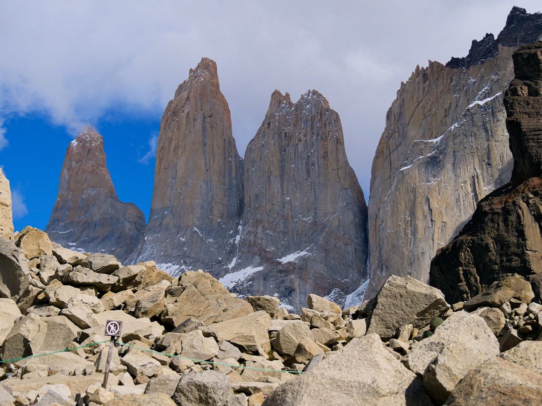 Les sommets granitiques du Fitz Roy se reflétant dans une lagune turquoise en Patagonie argentine