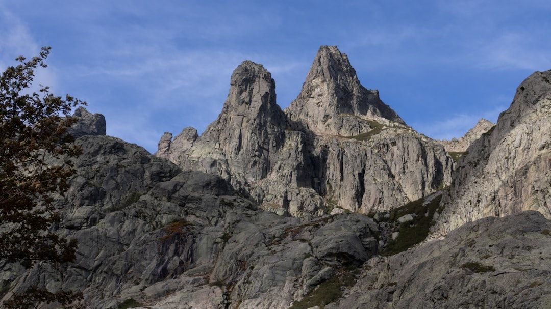 Sentier de randonnée sur chaos granitique en montagne corse