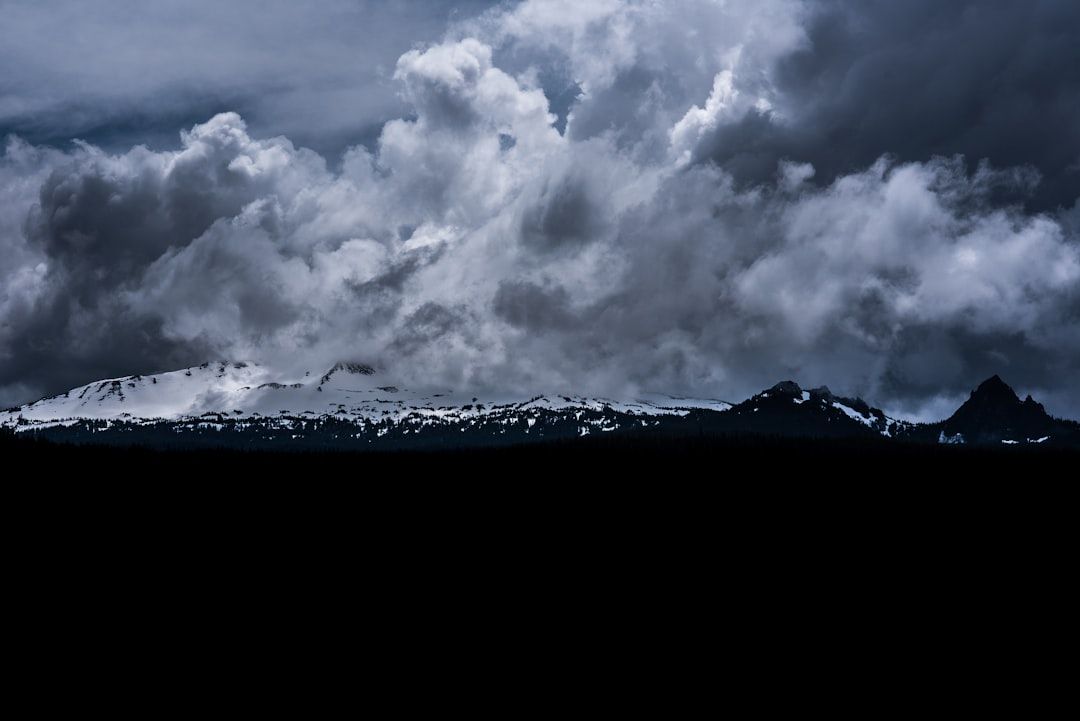 Nuages d'orage menaçants au-dessus des sommets de montagne