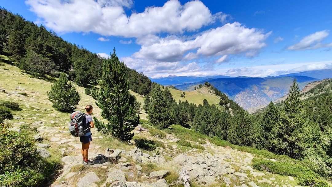 Randonneur avec un sac à dos sur un sentier de montagne dans les Pyrénées