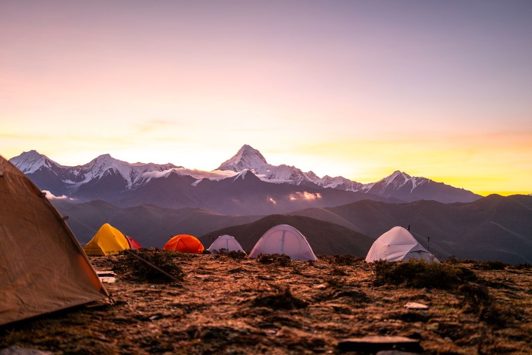 Tente de bivouac installée en altitude au coucher du soleil