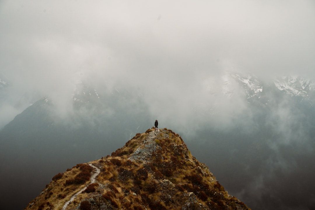 Randonneur sur un sentier rocheux en haute montagne