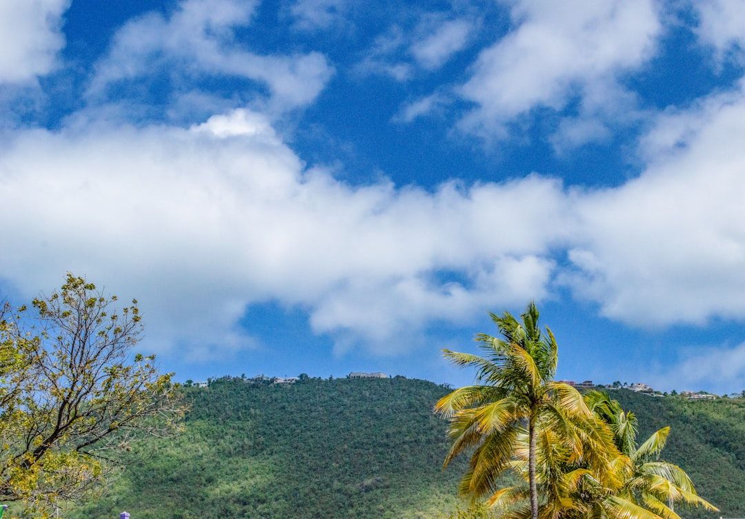 Sommet de la Montagne Pelée avec vue sur la mer des Caraïbes et l'Atlantique