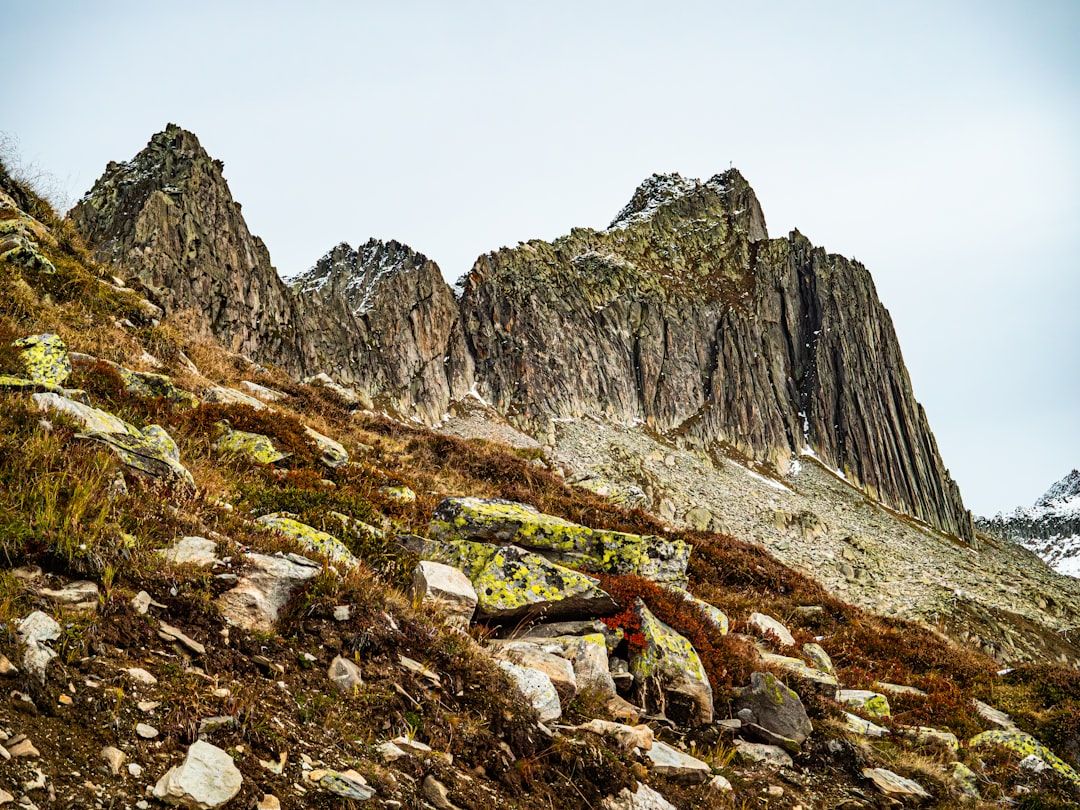 Sentier de randonnée rocheux en haute montagne avec neige persistante