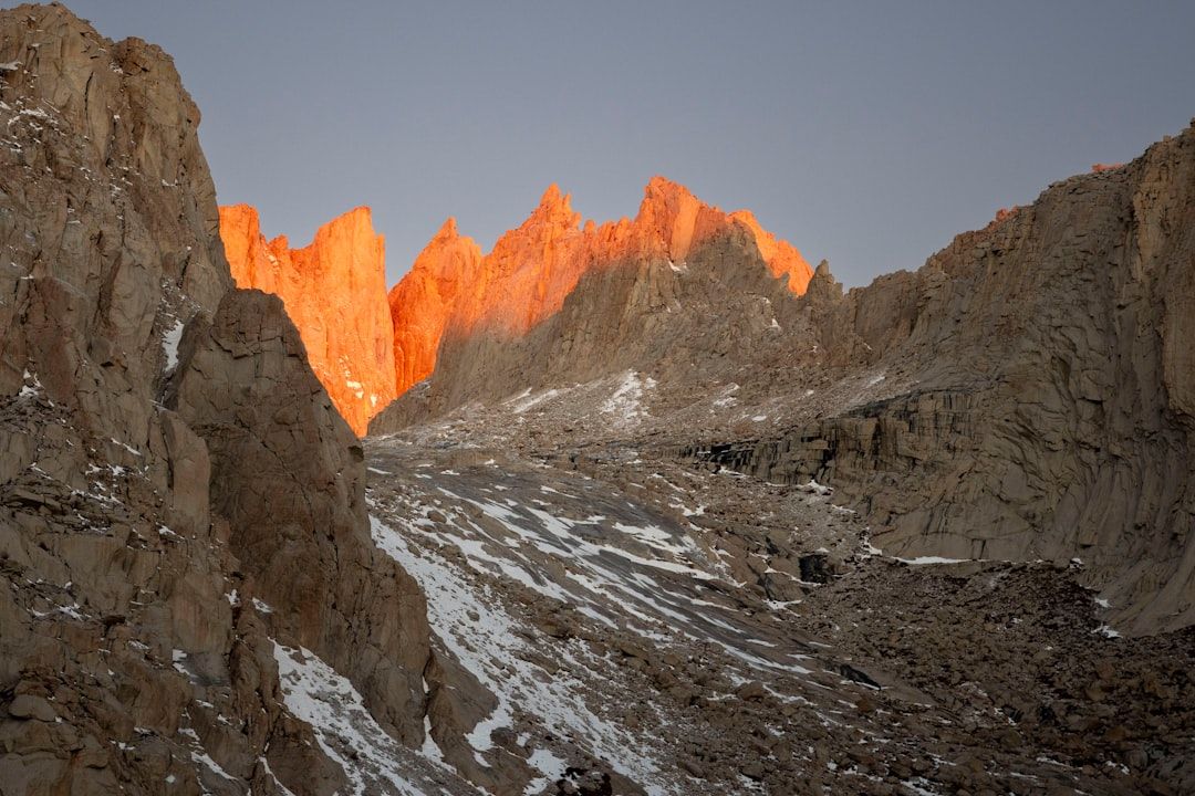 Lever de soleil doré sur les sommets rocheux des Alpes