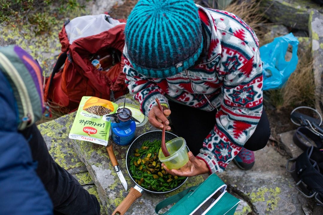 Cuisson d'un repas sur un réchaud de camping en plein air