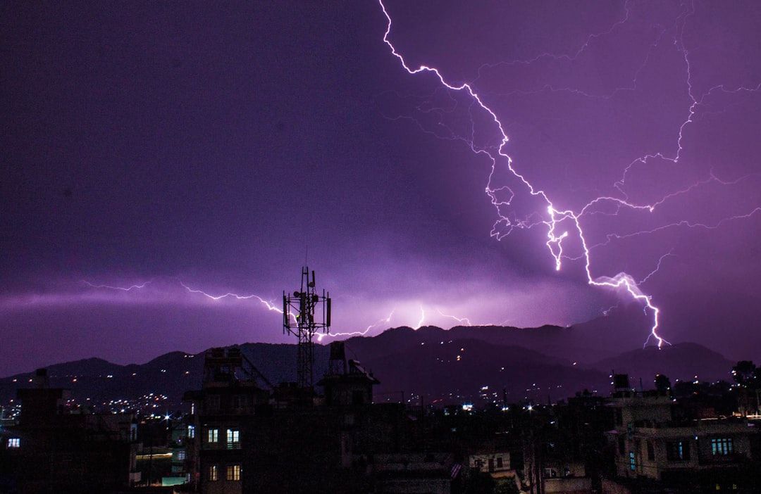 Éclair de foudre frappant un paysage de montagne