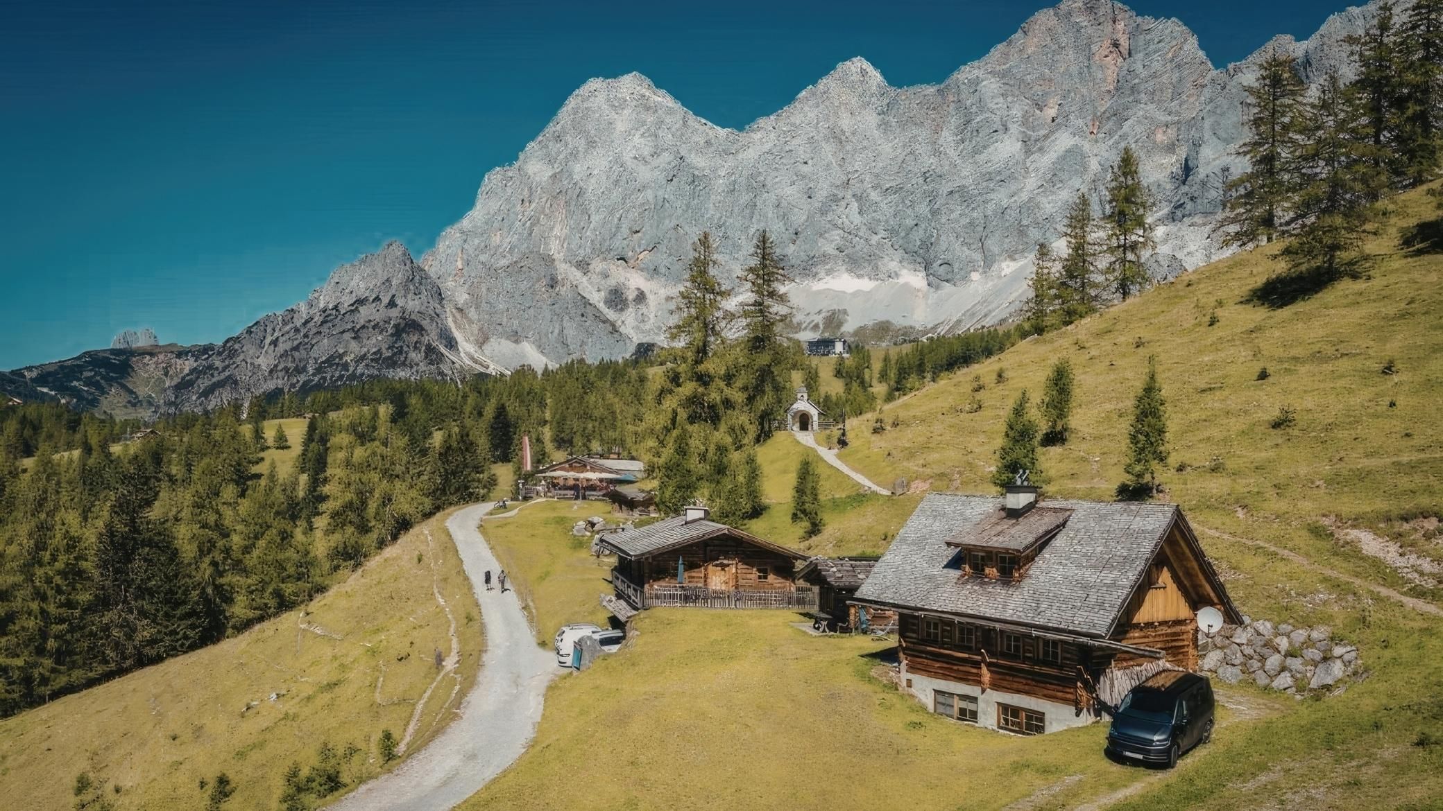 Refuge de montagne illuminé sous un ciel étoilé en altitude