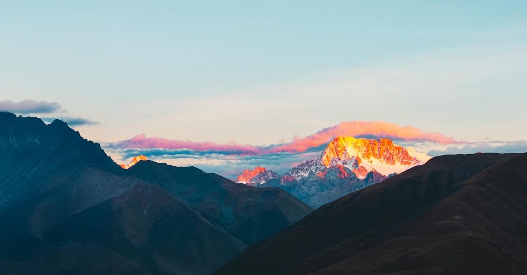 Lever de soleil sur les crêtes rocheuses des Alpes françaises