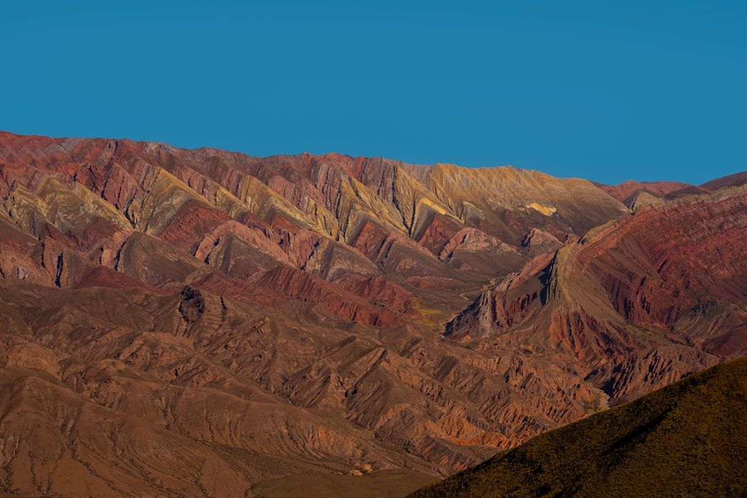 Canyon aux roches multicolores ocre et rouge de la Quebrada de Humahuaca dans le nord-ouest argentin