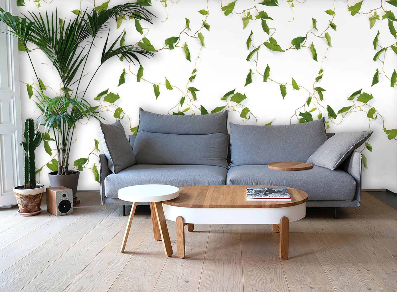 Wit behang met groene klimop bladeren