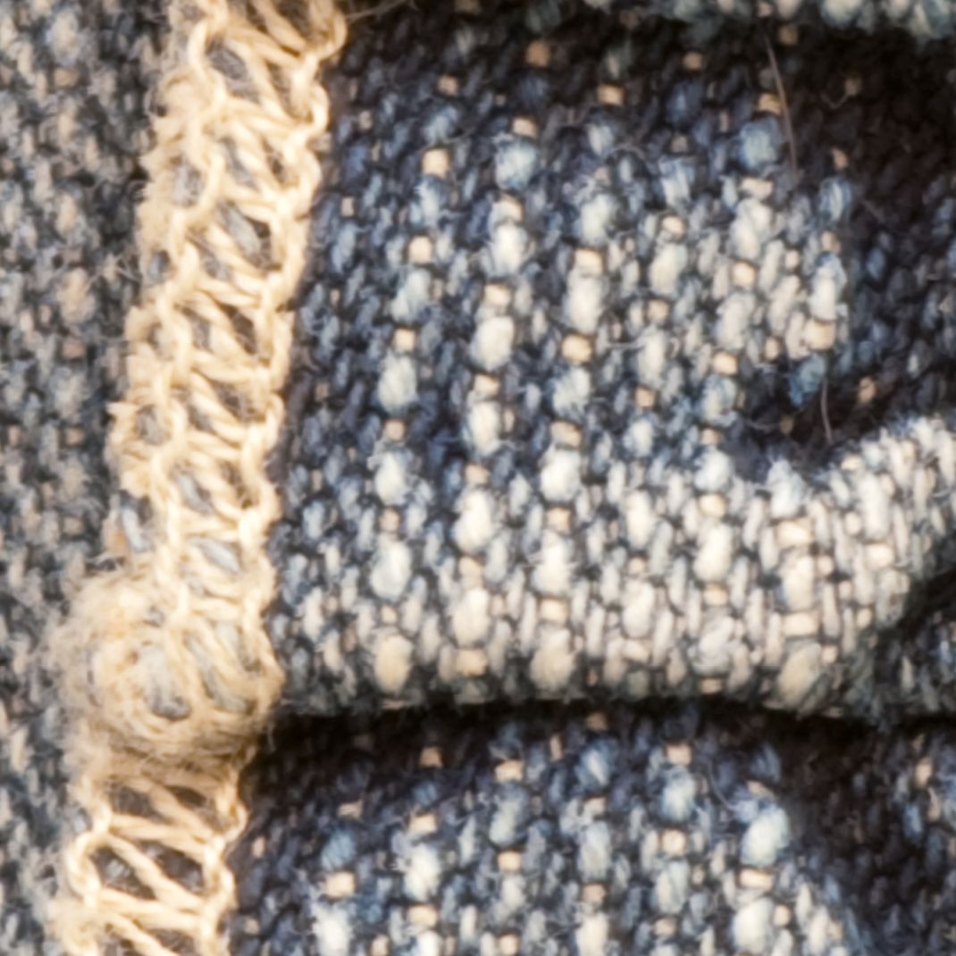 blauw behang met blauw jeans en franje