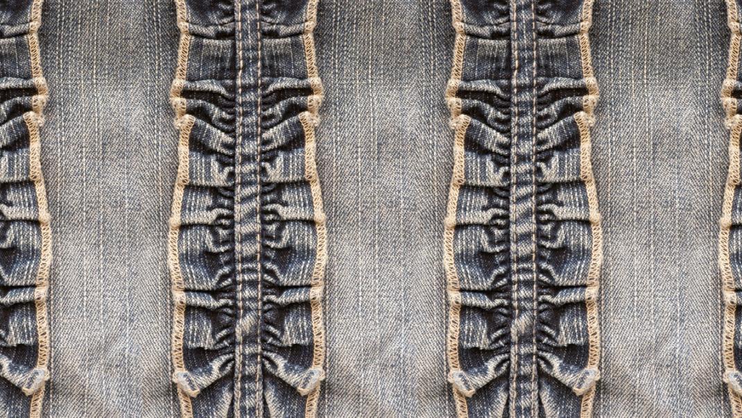 blauw behang met blauw jeans en franje